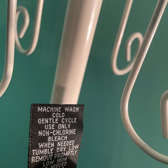 New York City Design Co. EUC size 22/24W white with black dots. V-neck & has tie - Picture 7 of 11